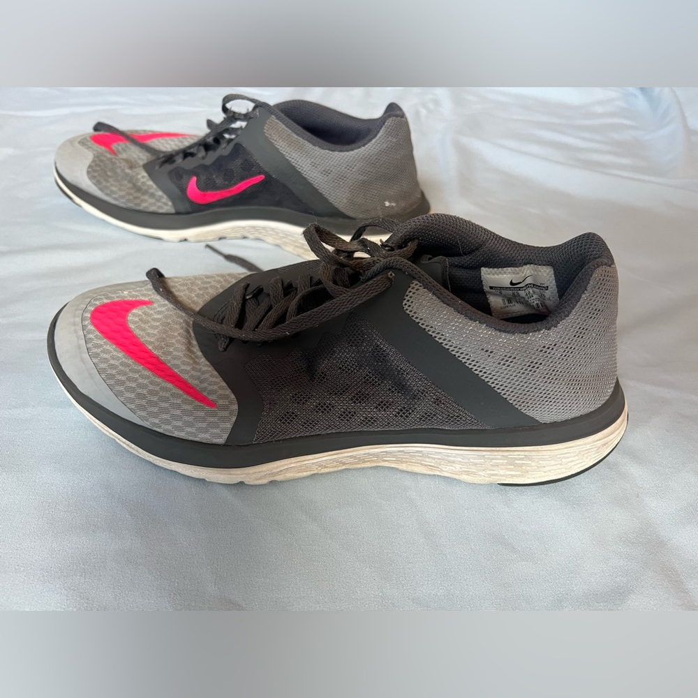 Nike Women’s Size 9 Gray Running Shoes
